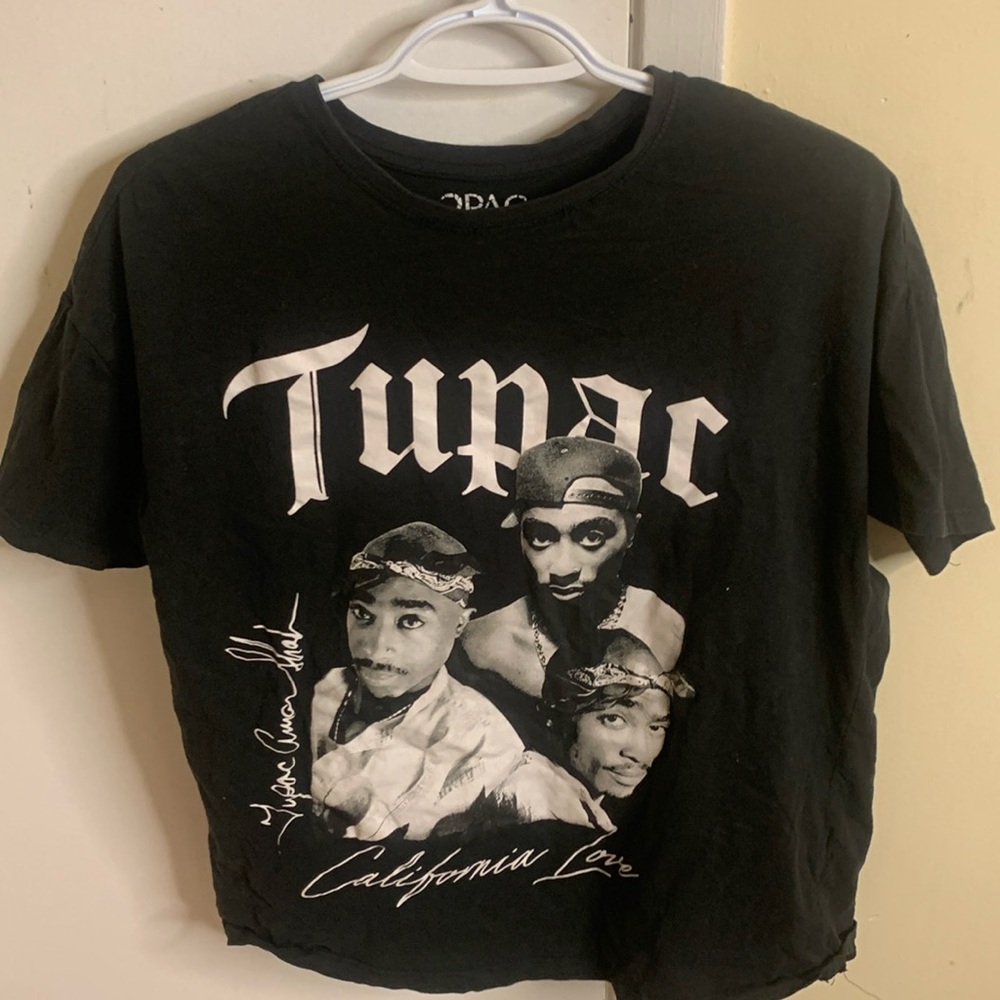 Black graphic tshirt